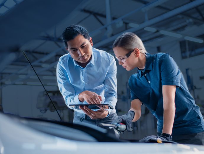Zwei Menschen am Fahrzeug bei der Inspektion