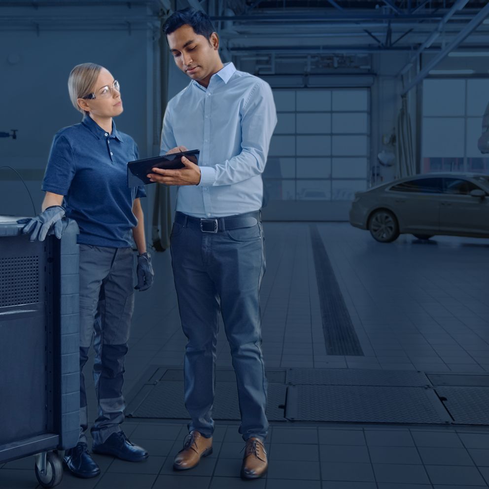 Zwei Menschen in der Werkstatt die sich besprechen