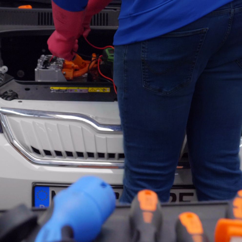 Arbeiten an einem Elektrofahrzeug mit Hochvoltwerkzeug