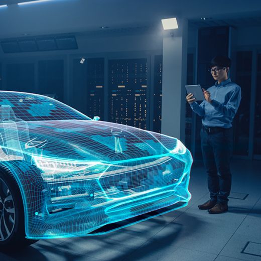 Ein Mann steht vor einem digitalem, leuchtendem Fahrzeug der Zukunft und hält ein Tablet in der Hand